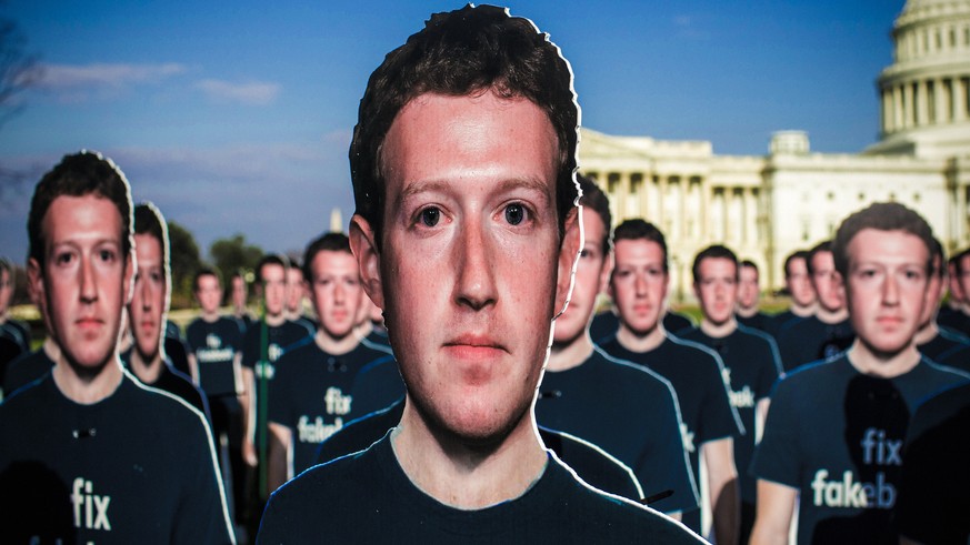 Hangelt sich von Datenschutzskandal zu Datenschutzskandal: Facebook-Boss Mark Zuckerberg. Hier allerdings lediglich als (viele) Plastik-Aufsteller vor dem amerikanischen Kapitol in Washington D.C.&nbs ...