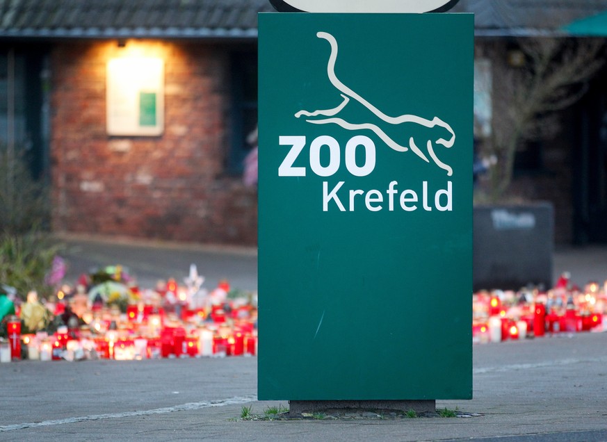 Vor dem Zoo wird den verstorbenen Tieren gedacht.
