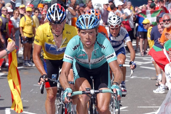 Lance Armstrong (li., USA / US Postal Service) belauert Jan Ullrich (Deutschland / Team Bianchi) beim Anstieg am Col de Pyresourde