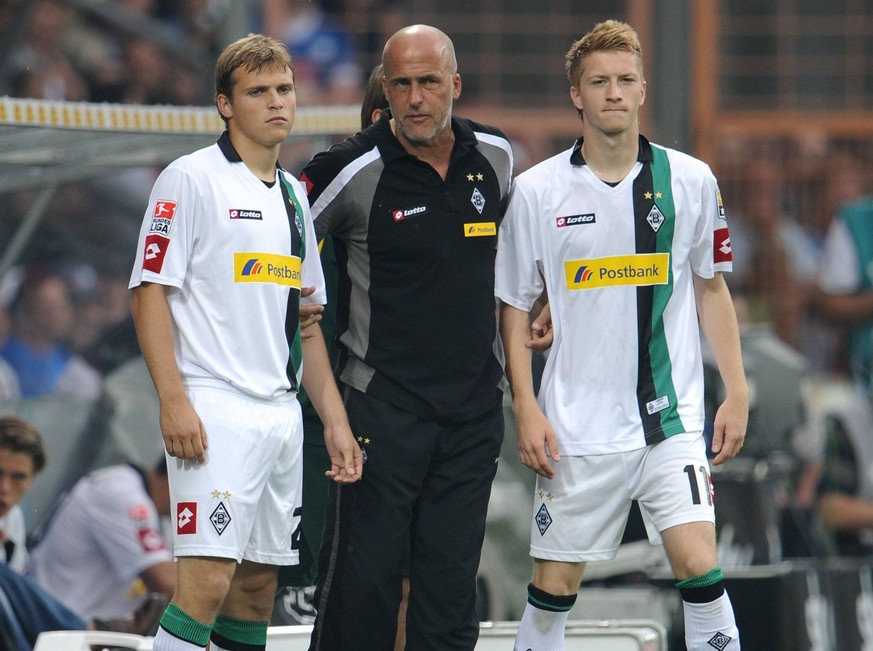 2009: Marco Reus (r.) mit Trainer Michael Frontzeck und Tony Jantschke (l.).