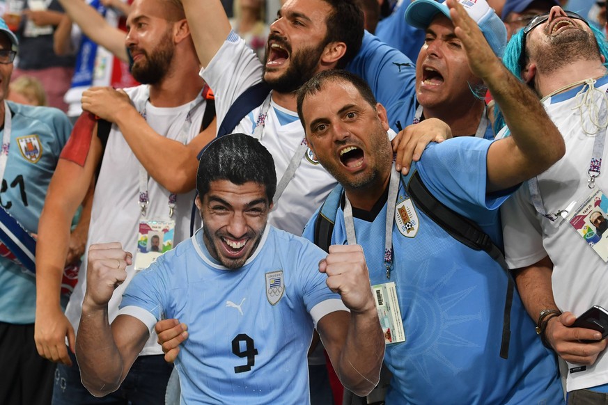 Fans,Fussballfans Uruguay,Jubel,Freude,Begeisterung mit einem Pappfigur ihres Idols Luis SUAREZ (URU), Uruguay (URU) - Portugal (POR) 2-1, Achtelfinale,Round of 16,Spiel 49, am 30.06.2018 in SOTSCHI,F ...