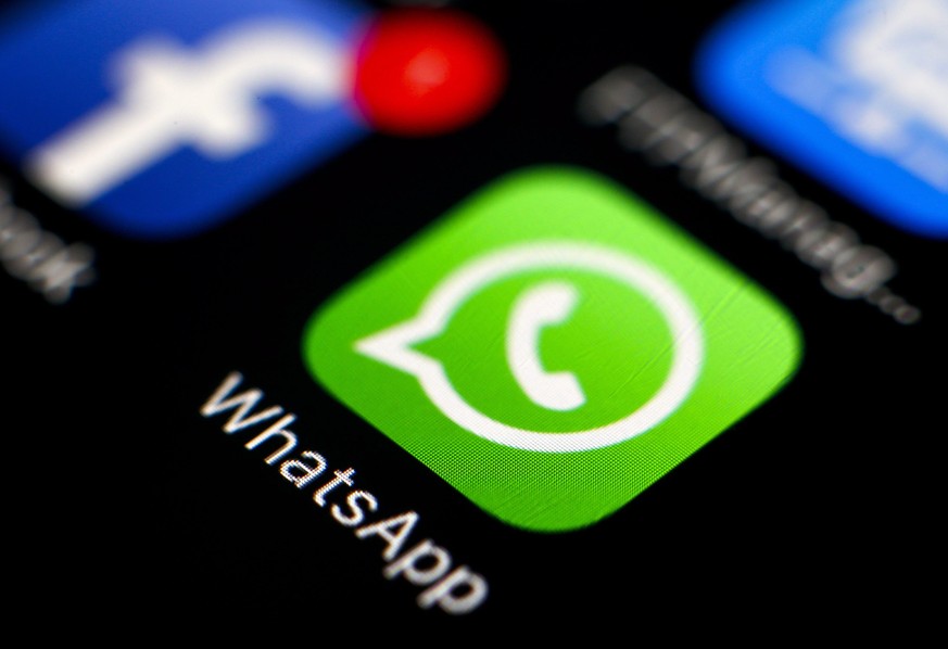 ARCHIV - 07.04.2016, Taiwan, Taipeh: Das Icon des Messengerdienstes WhatsApp und der Online-Plattform Facebook sind auf einem Smartphone zu sehen. (zu dpa «WhatsApp schiebt Einführung der neuen Datens ...