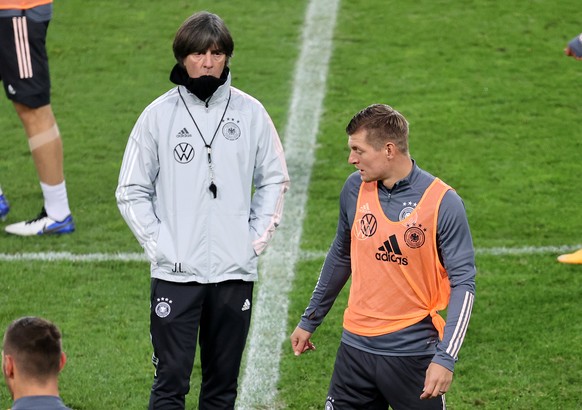 Soccer Football - UEFA Nations League - Germany Training - RheinEnergieStadion, Cologne, Germany - October 12, 2020 Germany coach Joachim Low and Toni Kroos during training REUTERS/Wolfgang Rattay