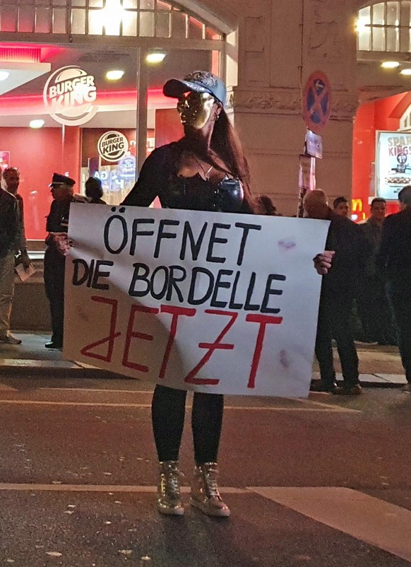 Sexy Aufstand, Reeperbahn, 28.07.20, Protest gegen Berufsverbot in der Herberrtstraße Hamburg
Prostituierte Jenny (37, rechts) mit Schild
