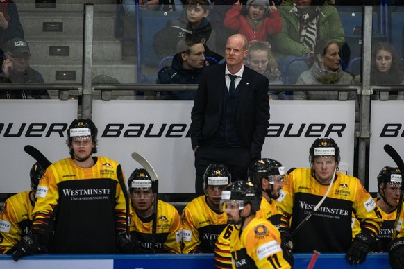 Nationaltrainer Toni Soederholm (Deutschland) wartet auf die Entscheidung beim Videobeweis im Eishockey-Laenderspiel zwischen Deutschland und der Slowakei im Rahmen der Euro Hockey Challenge in Garmis ...