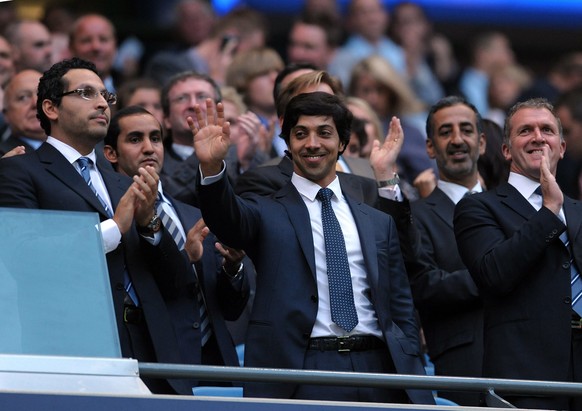 Manchester City&#039;s Owner Sheikh Mansour (C) waves as he is applauded in the directors box for the first time during the English Premiership match between Manchester City and Liverpool at City of M ...