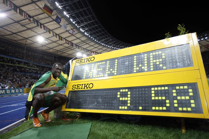 Bildnummer: 04734082 Datum: 16.08.2009 Copyright: imago/Xinhua
Jamaica s Usain Bolt celebrates beside the result board after winning the men s 100m final. Bolt set a new world record with a time of 9. ...