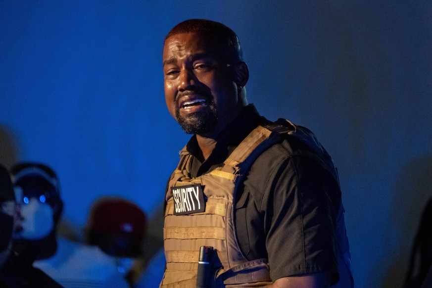 Entertainment Bilder des Tages News Bilder des Tages American rapper and entrepreneur Kanye West, wearing a bulletproof vest, breaks down in tears during his first campaign event in the upcoming presi ...