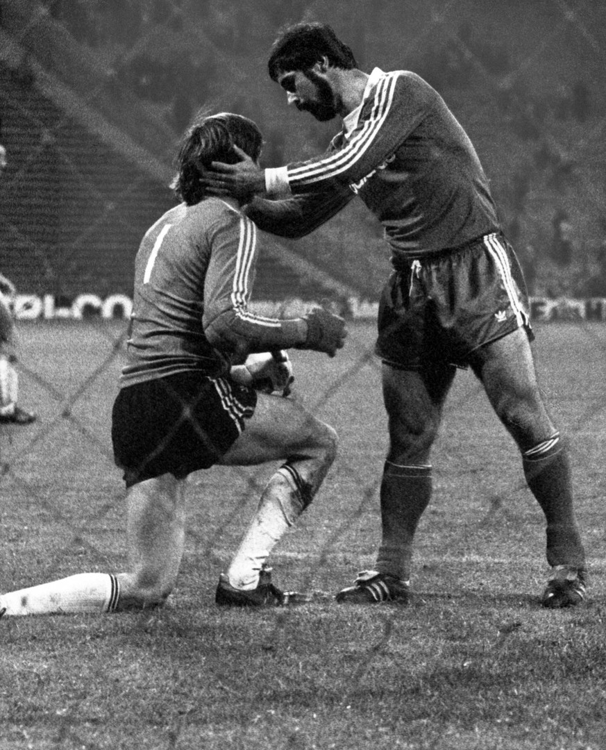 Gerd Müller tröstet TeBe-Torwart Hubert Birkenmeier. 1976 gelang dem Bomber der Nation das Kunststück Fünferpack gleich zweimal: Am 12. Juni beim 7:4 gegen Hertha BSC und am 10. September beim 9:0 geg ...