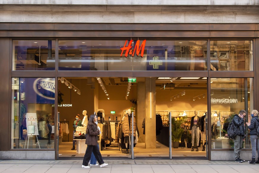 November 4, 2020, London, United Kingdom: People seen outside an H&amp;M store in Londons Oxford Street on the eve of the second lockdown in London. London United Kingdom - ZUMAs197 20201104_zaa_s197_ ...