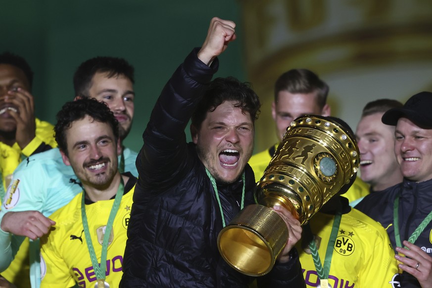 Dortmund&#039;s head coach Edin Terzic, center, celebrates with the team after the German soccer cup (DFB Pokal) final match between RB Leipzig and Borussia Dortmund in Berlin, Germany, Thursday, May  ...
