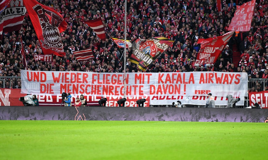 Fussball 1. Bundesliga Saison 2019/2020 17. Spieltag FC Bayern Muenchen - VfL Wolfsburg 21.12.2019 FC Bayern Muenchen Fans protestieren in der Suedkurve der Allianz Arena mit einem Banner ...und wiede ...