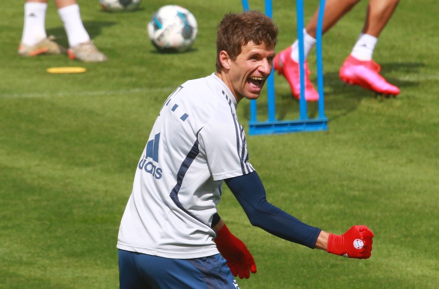 Thomas M�ller jubelt in seinen roten Handschuhen nach einem Trainingstor / Fussball / FC Bayern M�nchen / 20.04.2020 / Training / *** Thomas M�ller cheers in his red gloves after a training goal FC Ba ...