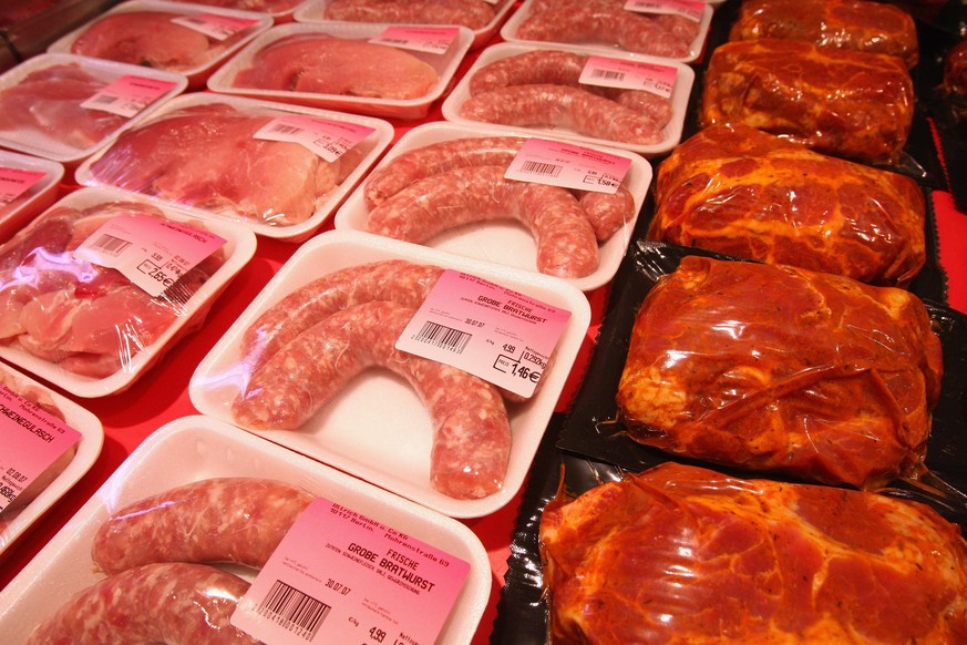 BERLIN - JULY 31: Pork sausages and filets lie in a display counter at a supermarket July 30, 2007 in Berlin, Germany. According to media reports July 31, 2007 Gerd Sonnleitner, head of the German Far ...