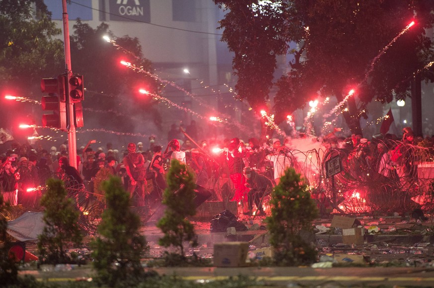 (190522) -- JAKARTA, May 22, 2019 -- Demonstrators fire fireworks during a clash in front of the election supervisory board building in Jakarta, Indonesia, on May 22, 2019. The Jakarta police have arr ...