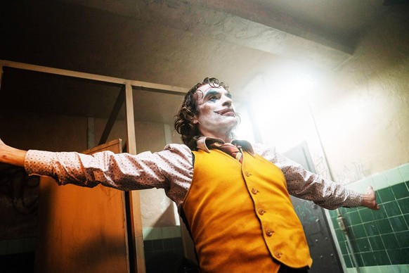 JOKER, Joaquin Phoenix as Arthur Fleck / Joker, 2019. ph: Niko Tavernise / Warner Bros. / courtesy Everett Collection For usage credit please use ACHTUNG AUFNAHMEDATUM GESCH�TZT PUBLICATIONxINxGERxSUI ...