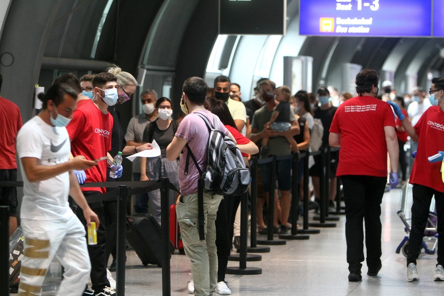 Menschen am Flughafen Frankfurt warten auf einen Corona-Test.