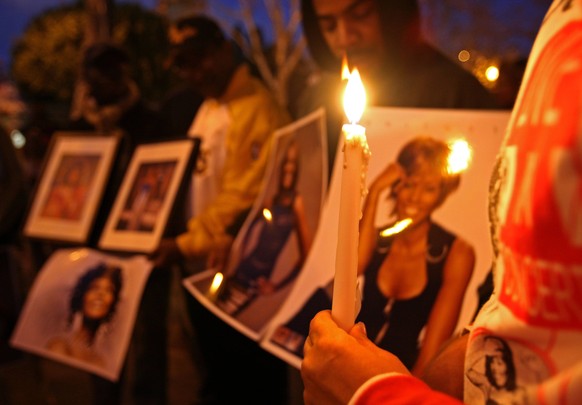 Bildnummer: 57066966 Datum: 13.02.2012 Copyright: imago/Xinhua
(120214) -- LOS ANGELES, Feb. 14, 2012 (Xinhua) -- Fans hold candles and pictures of Whitney Huston during a candlelight vigil in memory ...