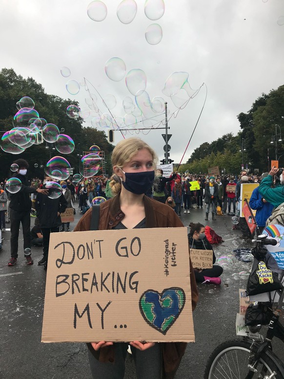 Mehrere Tausende Demonstranten kamen zum Brandenburger Tor – mit Schildern, Maske und Seifenblasen.