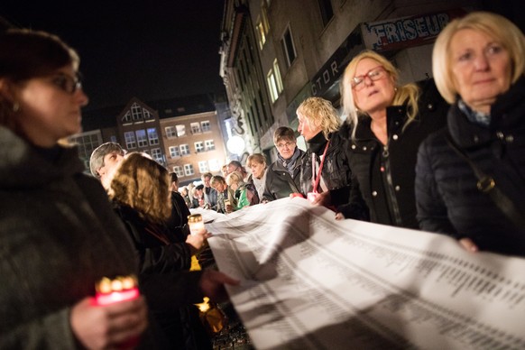 Demonstranten hielten am 15. November 2017 in Bottrop eine Liste mit den Namen von über 4000 mutmaßlich Geschädigten in den Händen.