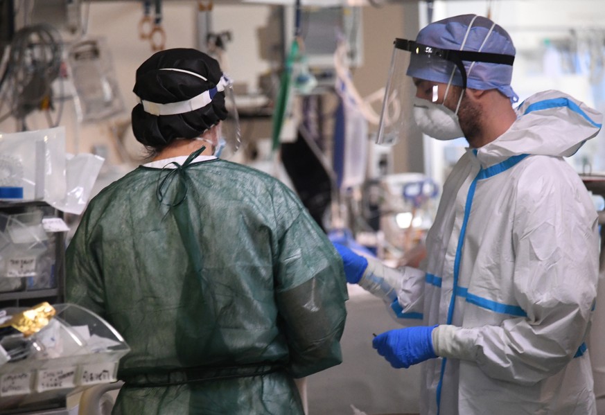 30.04.2020, Italien, Bologna: Medizinisches Personal arbeitet auf der Intensivstation des Krankenhauses Sant&#039;Orsola-Malpighi. Die Pandemie hat bereits mehr als 27.600 Todesopfer in Italien geford ...