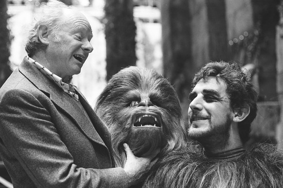 Makeup artist Stuart Freeborn and Peter Mayhew rehearse some of Chewbacca s lines in Star Wars Episode IV: A New Hope (1977) Hollywood CA USA PUBLICATIONxINxGERxSUIxAUTxONLY Copyright: xThexLegacyxCol ...