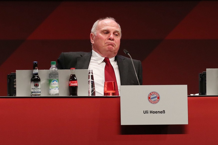 Uli Hoeneß, hier auf der Jahreshauptversammlung des FC Bayern am 15. November, sorgt sich um den Fußballnachwuchs.