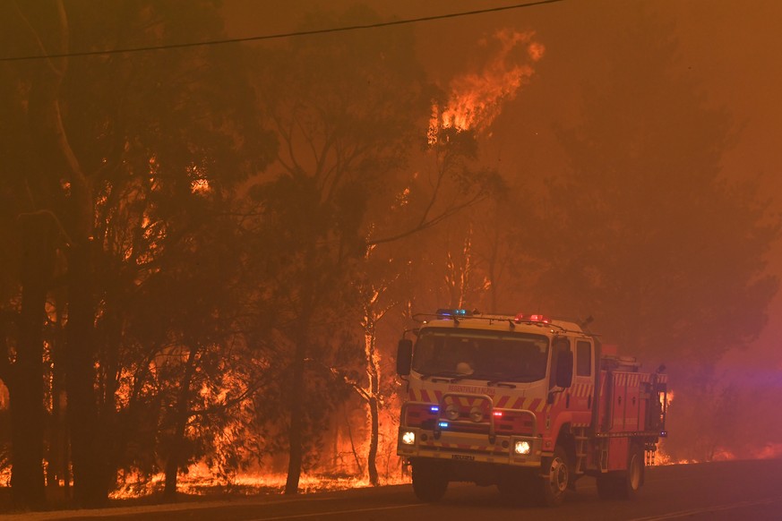 BUSHFIRES NSW, Rural Fire Service RFS crews engage in property protection of a number of homes along the Old Hume Highway near the town of Tahmoor as the Green Wattle Creek Fire threatens a number of  ...
