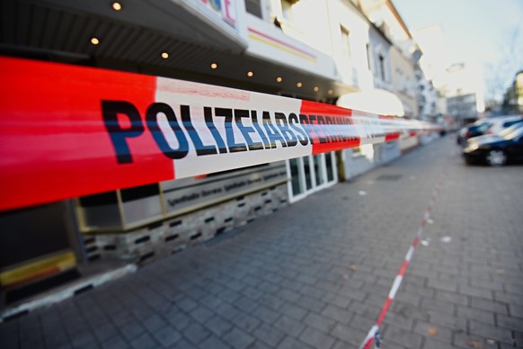 Ein Polizeiabsperrband in der Nähe eines Tatortes in Hanau.