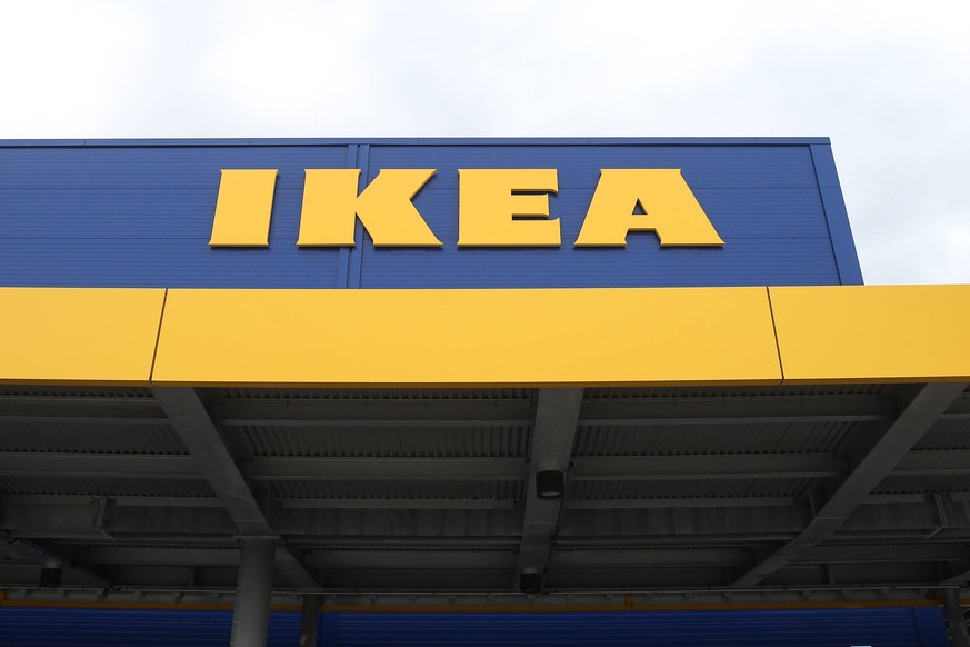 Logo IKEA - IKEA eroeffnet heute sein insgesamt 53. deutsches Einrichtungshaus in Magdeburg (Sachsen Anhalt - Fotografiert am 31.08.2017 *** Logo IKEA IKEA opens today a total of 53 German furniture s ...