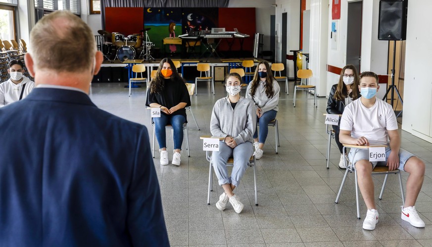 Wiederaufnahme des Regelbetriebs in einer Realschule in Nordrhein-Westfalen: mit viel Abstand und Masken.
