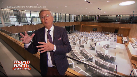 Wolfgang Bosbach sieht sich den fast immer leeren Plenarsaal in Hannover an.