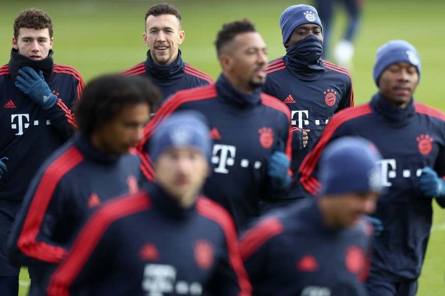 Bayern&#039;s Benjamin Pavard, background from left, Ivan Perisic and Alphonso Davies warm up for a training session in Munich, Germany, Tuesday, Dec. 10, 2019 prior to the Champions League group B so ...