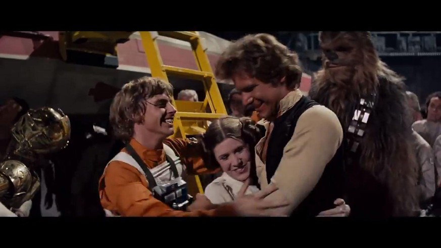 "Das war ein Millionentreffer!" – Luke, Leia und Han fallen sich in die Arme, nach dem der erste Todesstern zerstört ist.