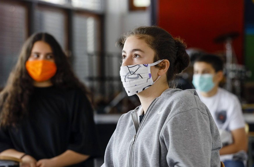 Schulunterricht während der Corona-Krise: mit Abstand und Maske.