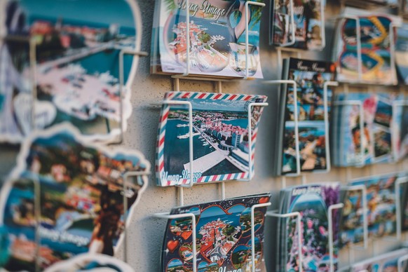 Novigrad THEMENBILD - bunte Postkarten an einer Hauswand vor einem Geschaeft, aufgenommen am 04. Juli 2020 in Novigrad, Kroatien // colourful postcards on a house wall in front of a shop, in Novigrad, ...