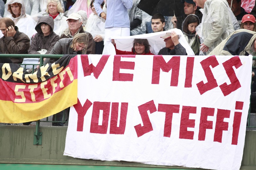 Bildnummer: 04535882 Datum: 06.06.2009 Copyright: imago/Schreyer
We miss you Steffi - Tennisfans vermissen am Rande der French Open Tennislegende Steffi Graf (Deutschland); Vdig, quer, Fan, Tennisfan, ...