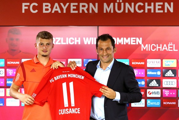 Soccer Football - Bayern Munich unveil Michael Cuisance - Saebener Strasse, Munich, Germany - August 20, 2019 Bayern Munich&#039;s Michael Cuisance and sporting director Hasan Salihamidzic pose with a ...