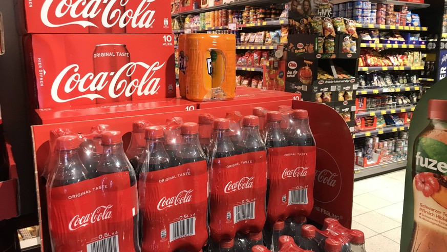 Coca Cola in einer Edeka Filiale in Hamburg 28.01.2019 *** Coca Cola in an Edeka branch in Hamburg 28 01 2019