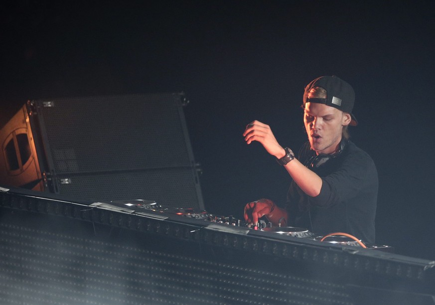 (FILE) epa04288701 Tim Bergling, better known as Swedish progressive house DJ Avicii (R) performs his set during his &#039;#TRUETOUR&#039; at Barclays Center in Brooklyn, New York, USA, 28 June 2014.  ...