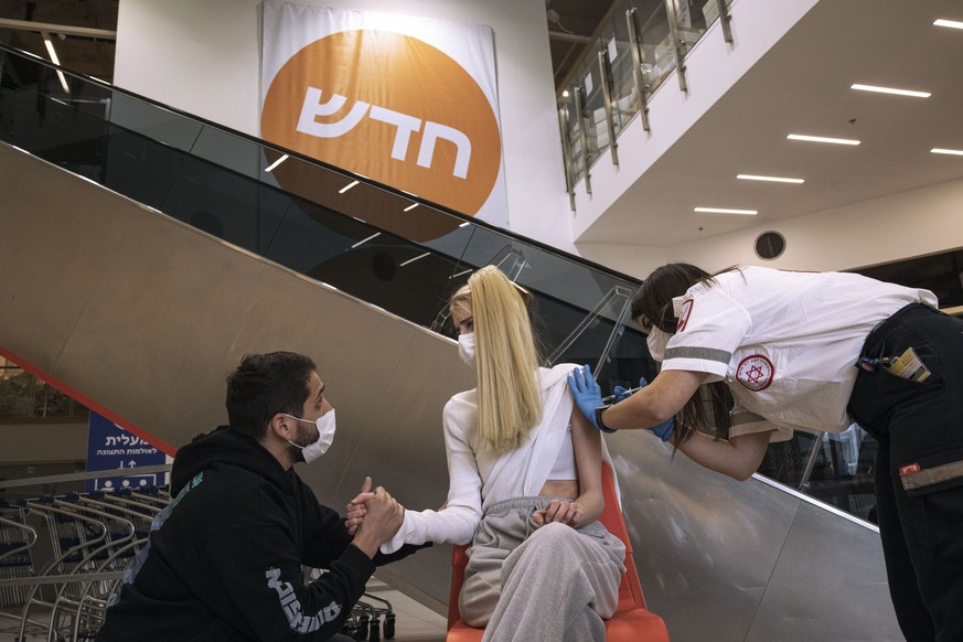 22.02.2021, Israel, Rishon Lezion: Ein israelischer Sanit