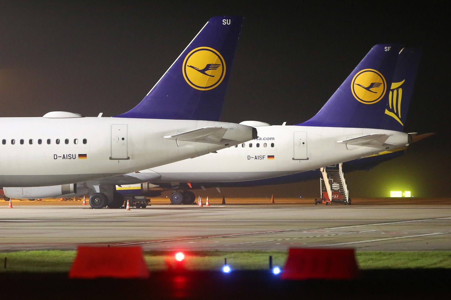 07.11.2019, Hamburg: Zwei Lufthansa-Luftmaschinen (Im Vordergrund) stehen geparkt am Flughafen Hamburg. Bei der Lufthansa hat um Mitternacht ein 48-Stunden-Streik der Flugbegleiter begonnen. Foto: Bod ...
