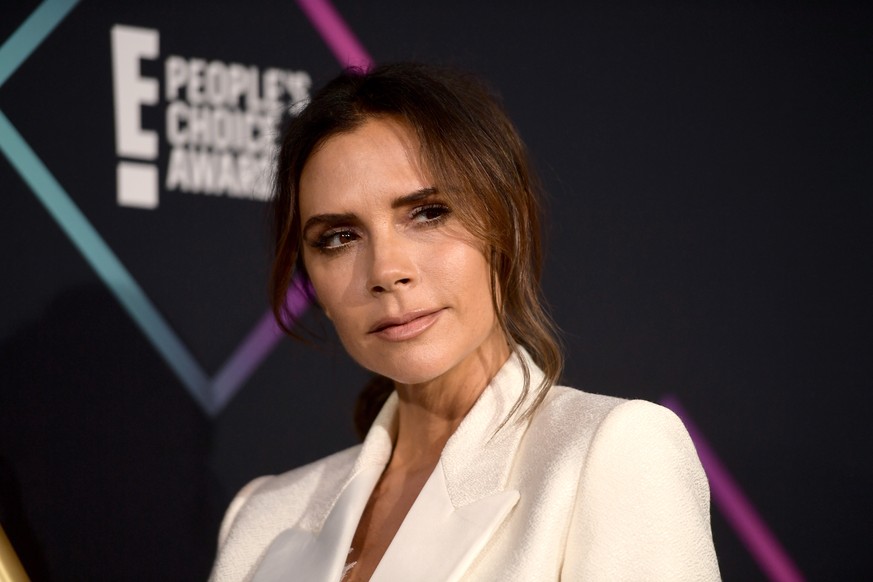 SANTA MONICA, CA - NOVEMBER 11: Victoria Beckham, recipient of the 2018 Fashion Icon Award, poses in the press room during the People&#039;s Choice Awards 2018 at Barker Hangar on November 11, 2018 in ...