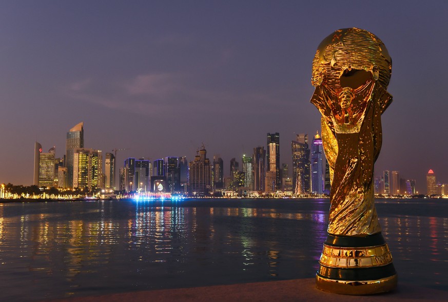 Fussball International FIFA WM 2022 in Katar 22.12.2014 Ein Replika des FIFA WM Pokal vor der Skyline von Doha PUBLICATIONxNOTxINxAUTxSUIxITA

Football International FIFA World Cup 2022 in Qatar 22  ...