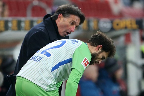 Niedergeschlagen: VfL-Trainer Bruno Labbadia mit seinem Spieler Mehmedi.