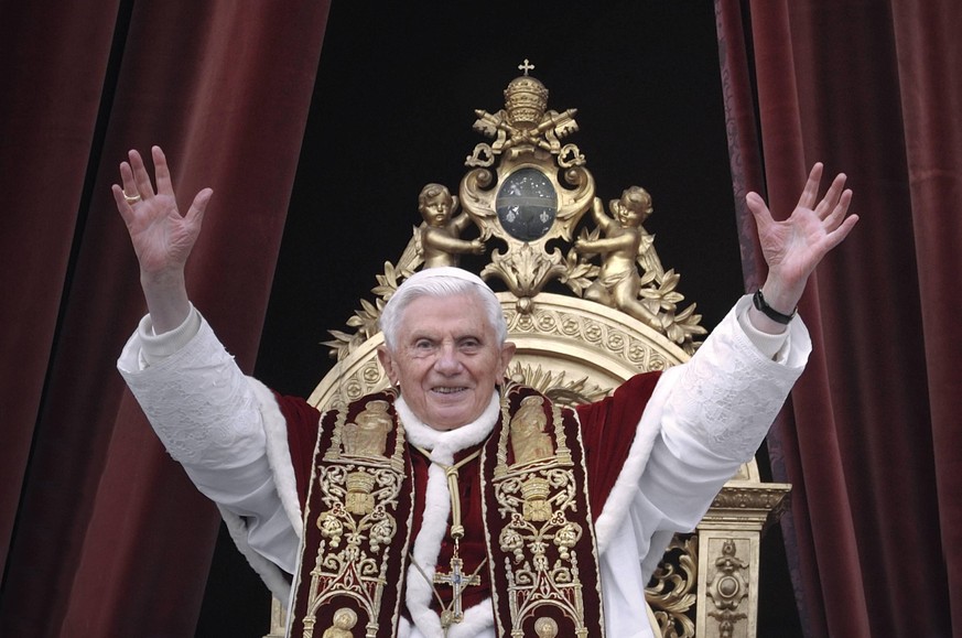 Bildnummer: 58949163 Datum: 25.12.2012 Copyright: imago/UPI Photo
Pope Benedict XVI delivers the Urbi et Orbi (to the city and to the world) Christmas Day message from the central balcony of St. Pete ...